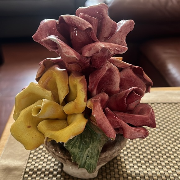 Capodimonte Rose Cluster in a Basket Made in Italy Vintage - Picture 4 of 10